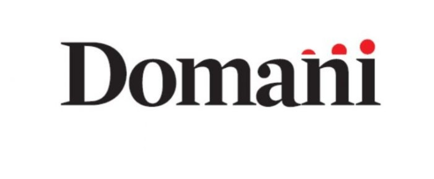 Logo of the Italian progressive broadsheet Domani established in 2020. The logo is simple black, serified text on a white background. Three red dots rising in size until they align with the final "i" in the name Domani off set the black and white